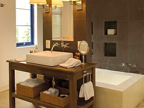 Deluxe King Room with Bathtub and Garden View