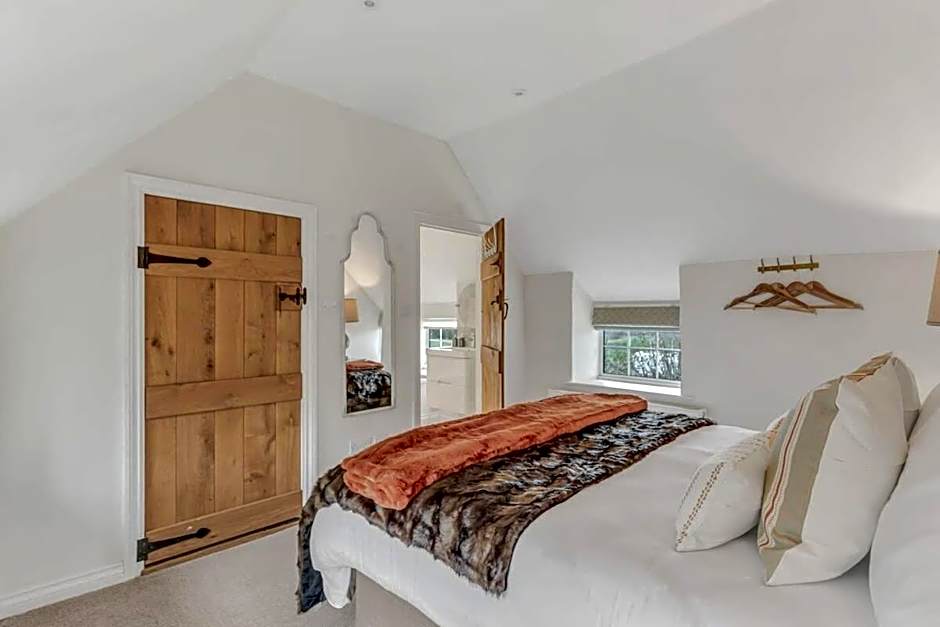 Hiron's Piece - Hot Tub Packages Available