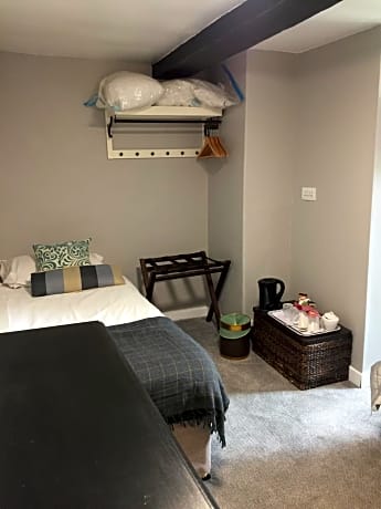 Twin Room with Private Bathroom