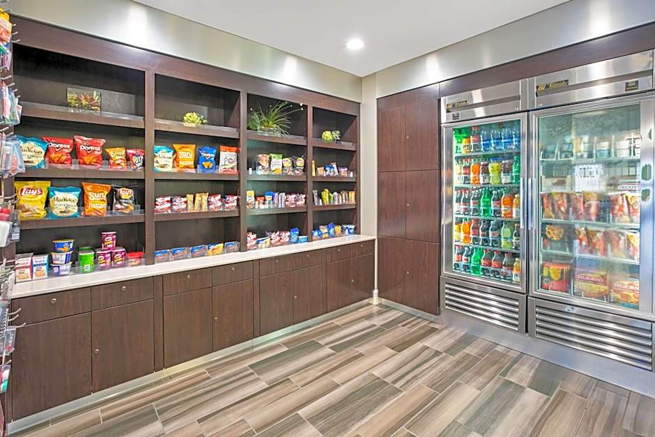 La Quinta Inn & Suites by Wyndham DFW Airport South/Irving