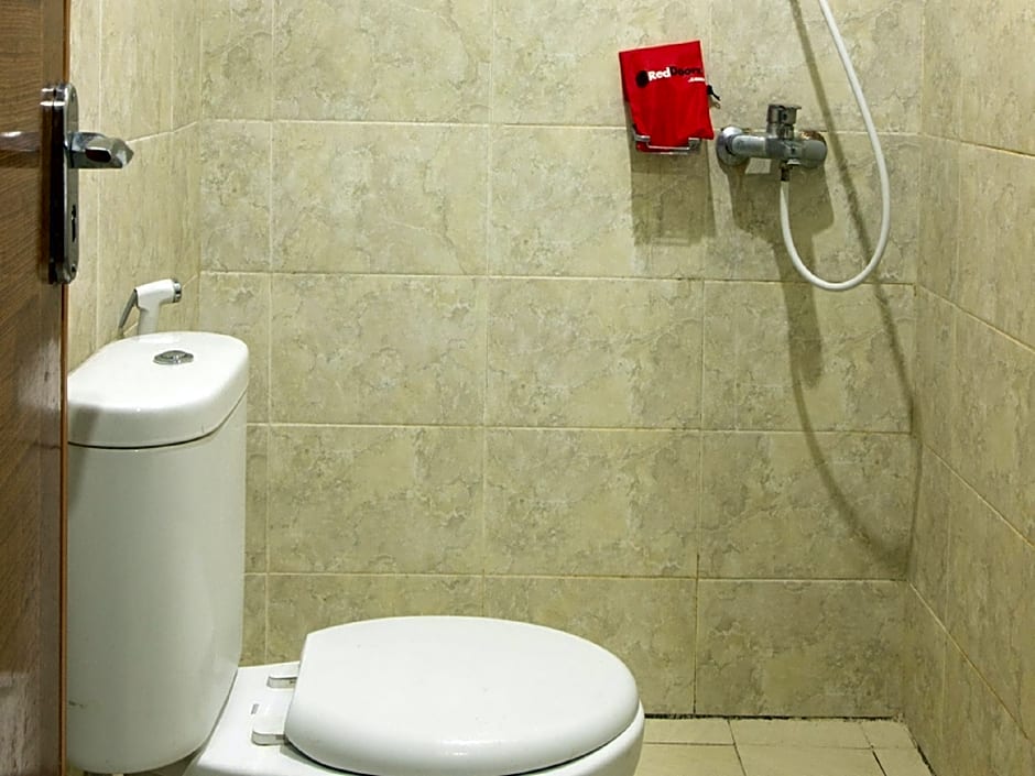 RedDoorz near Goa Panggung