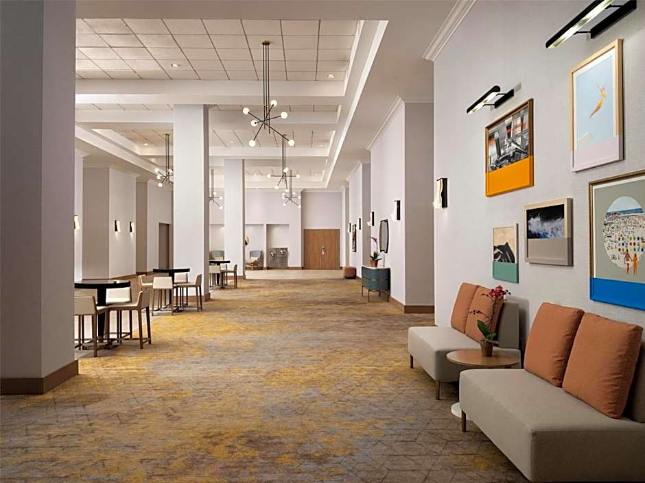 Hotel Zessa Orange County Airport, a DoubleTree by Hilton