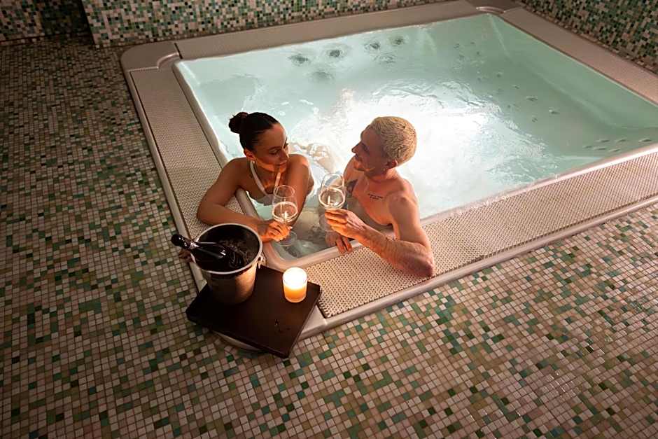 Hi Hotels Torbole - Heated Outdoor Pool & Spa