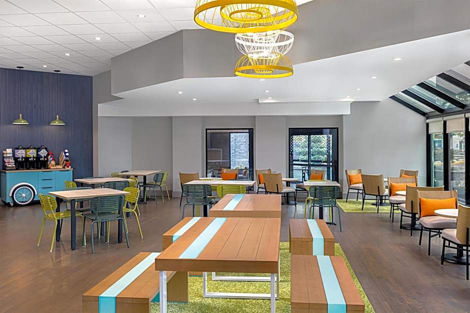 Spark by Hilton Montreal Brossard