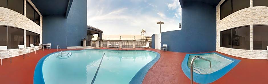 Country Inn & Suites by Radisson, Bakersfield, CA