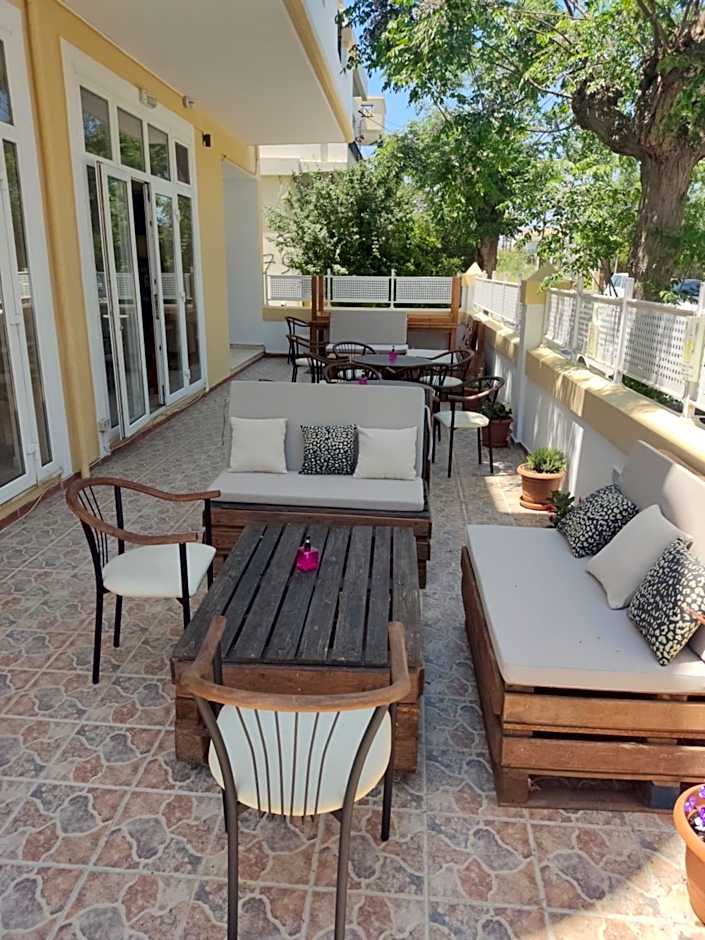 Erato Studios & Apartments