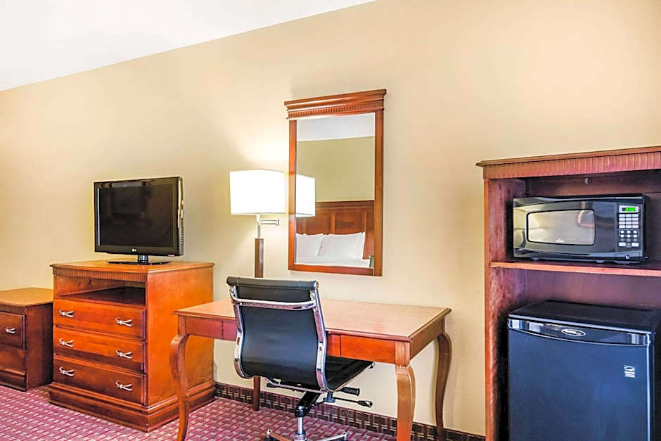 Quality Inn & Suites Carthage near Precious Moments Chapel
