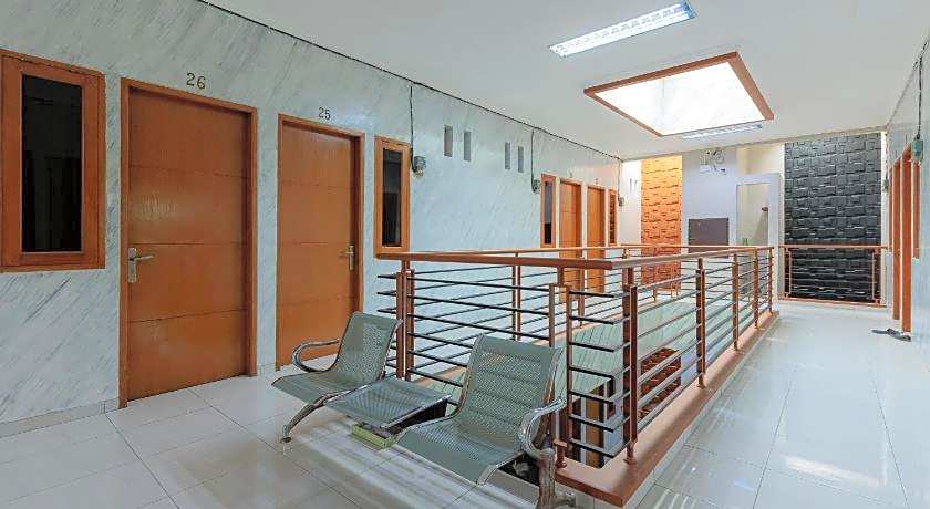 Urbanview Syariah Hotel Tiga ER near Karawang Central Plaza