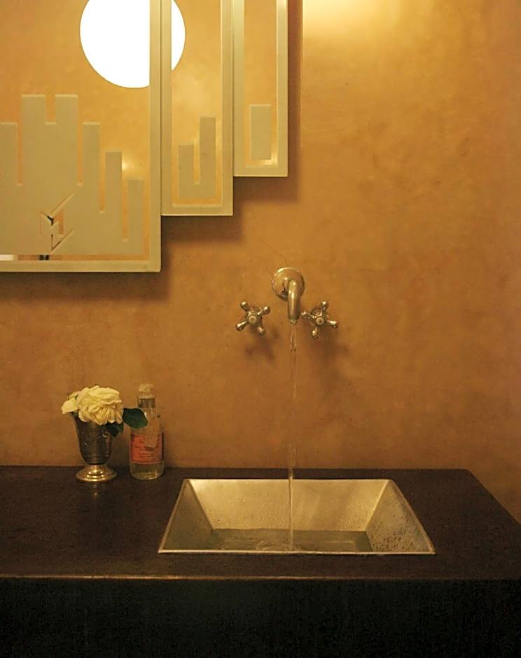 Riad Le J