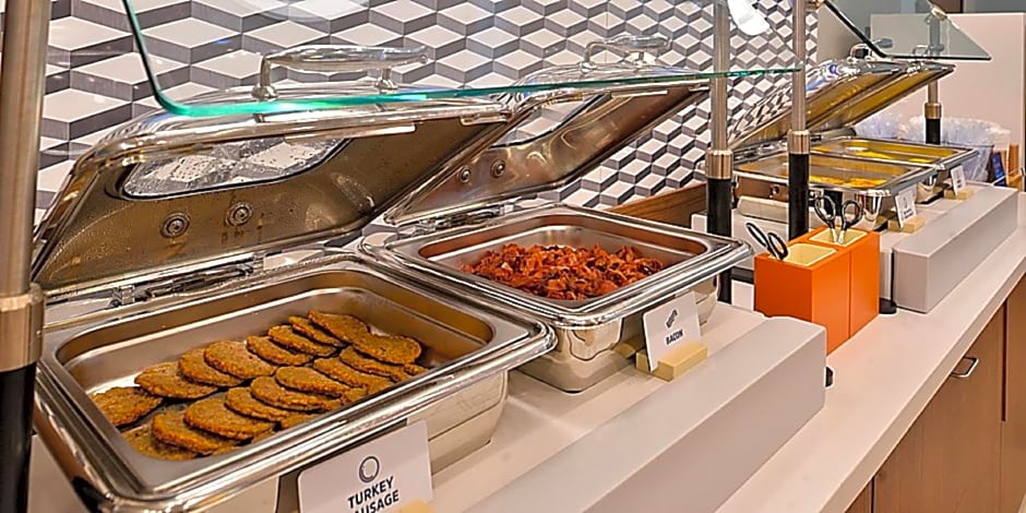 Holiday Inn Express & Suites - Grand Rapids Airport - South by IHG