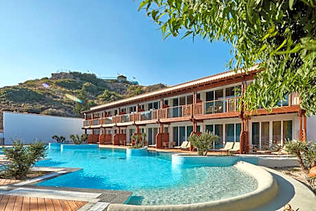 Summer Room with Sharing Pool & Pool View