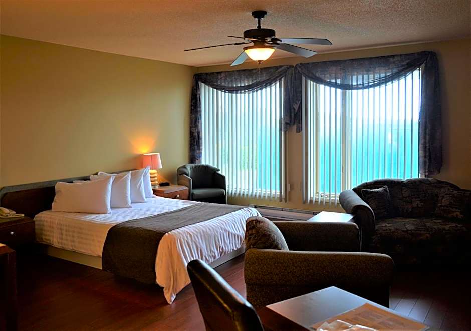 Photo 1 of 11 of Deluxe 1 Queen Bed