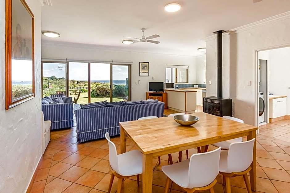 Canal Rocks Beachfront Apartments