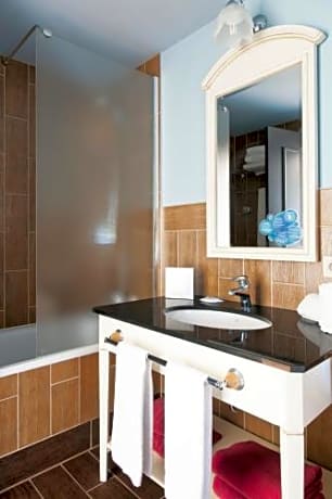 Family Room with Access to Amusement Park + 1 ticket to Ferrari Land (6 adults)