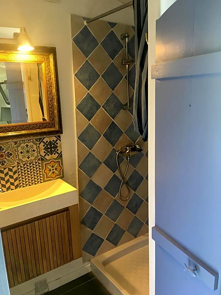 Le Buzet Bleu Bed & Breakfast