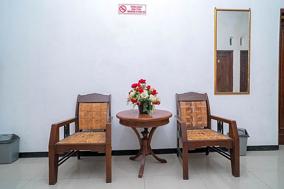 RedDoorz near Matahari Singosaren Solo