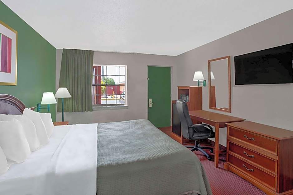 Howard Johnson by Wyndham Ft. Myers FL