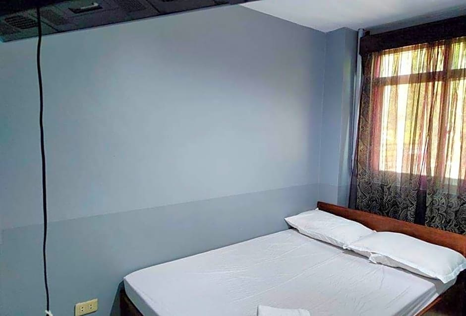 RedDoorz @ Villa E Mansion