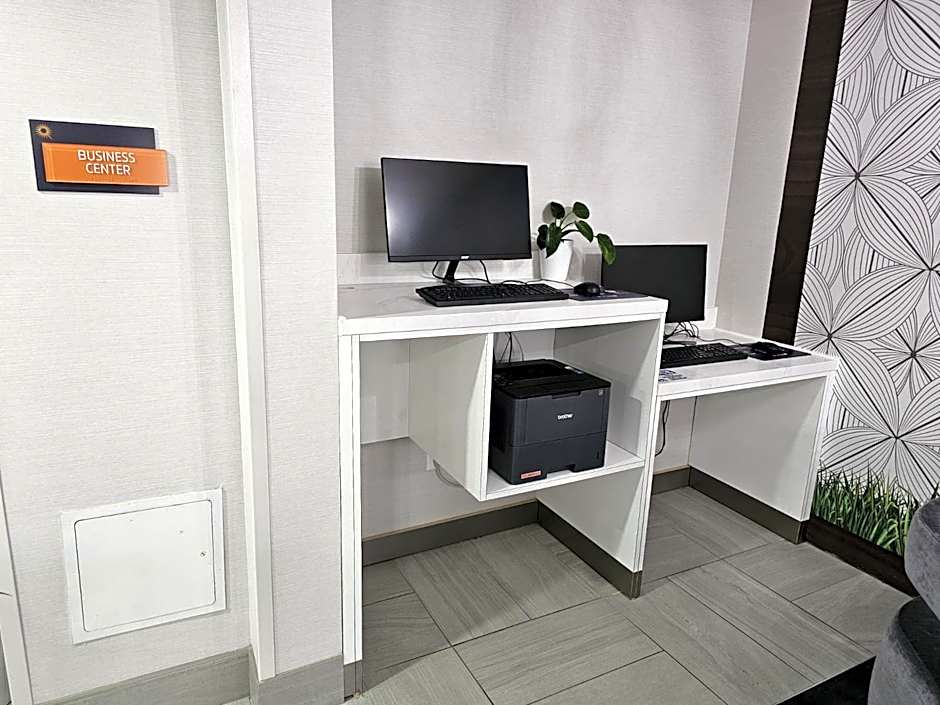 La Quinta Inn & Suites by Wyndham Deerfield Beach I-95