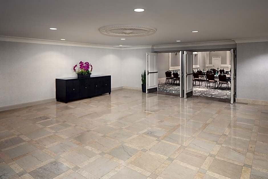 DoubleTree Suites by Hilton Hotel Detroit Downtown - Fort Shelby