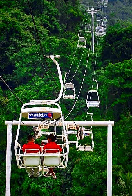 Casa Lindíssima e Espaçosa com 2 Piscinas - Adulto e Infantil, Perto da Praia, Opção da Piscina Adulto Aquecida Cobrado à Parte, 4 Quartos Frente as Piscinas, Área Gourmet Completa com Churrasqueira, Forno e Fogão a Lenha, Mesa de Bilhar, Lareira na Sala