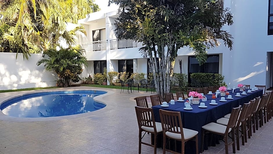 Hotel Holly