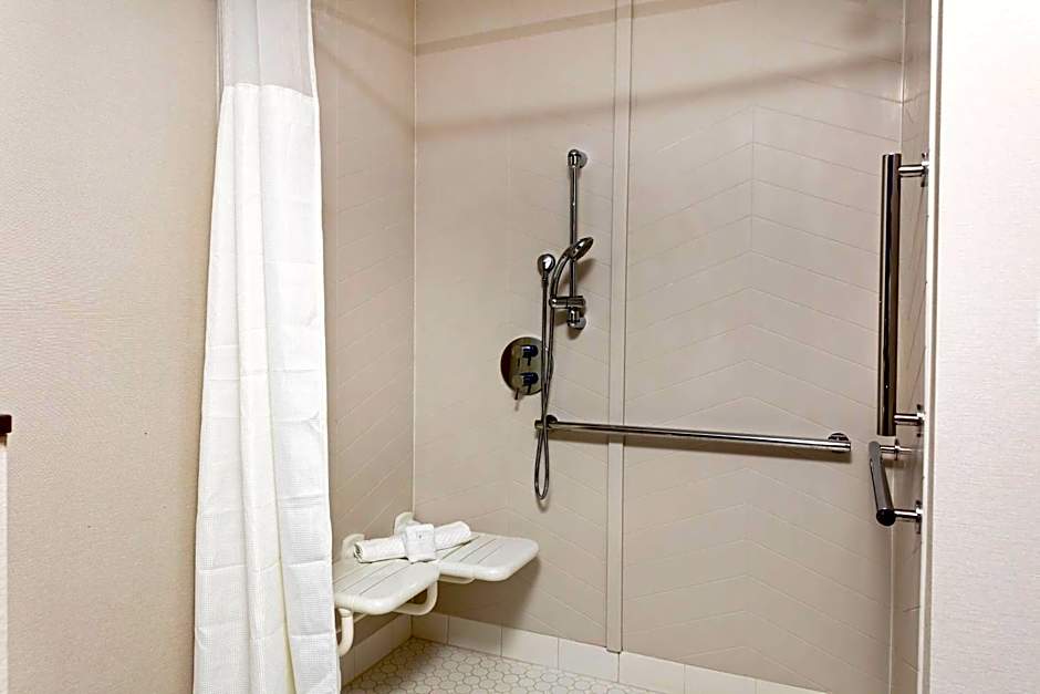 Fairfield Inn & Suites by Marriott Port Clinton Waterfront