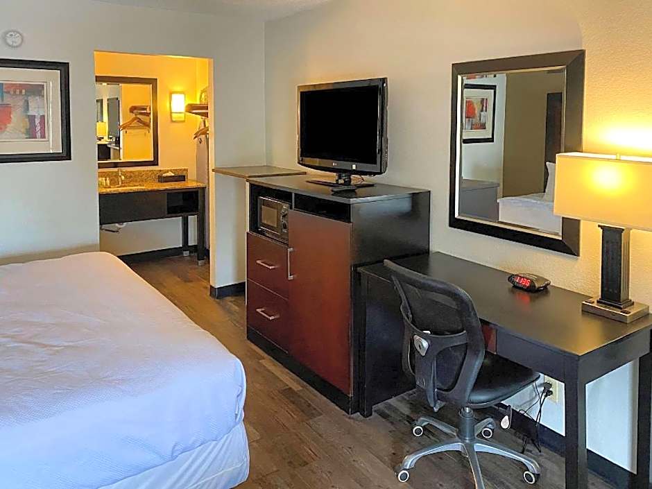 Clarion Pointe Independence - Kansas City