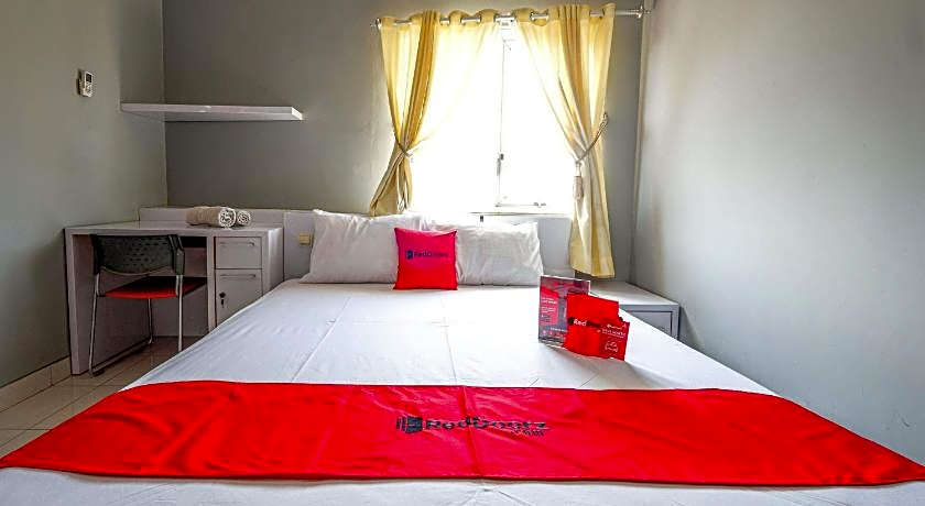 RedDoorz near Solo Square 3
