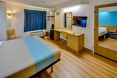 1 King Bed - Non-Smoking