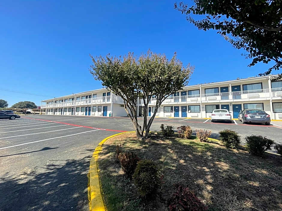 Motel 6 Denton, TX - UNT