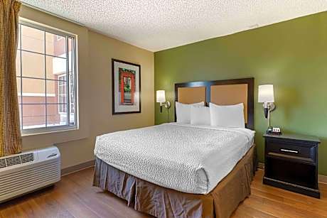 Queen studio with 1 Queen Bed - Disability Access/Non-Smoking
