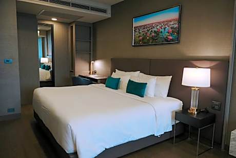 Studio Executive King