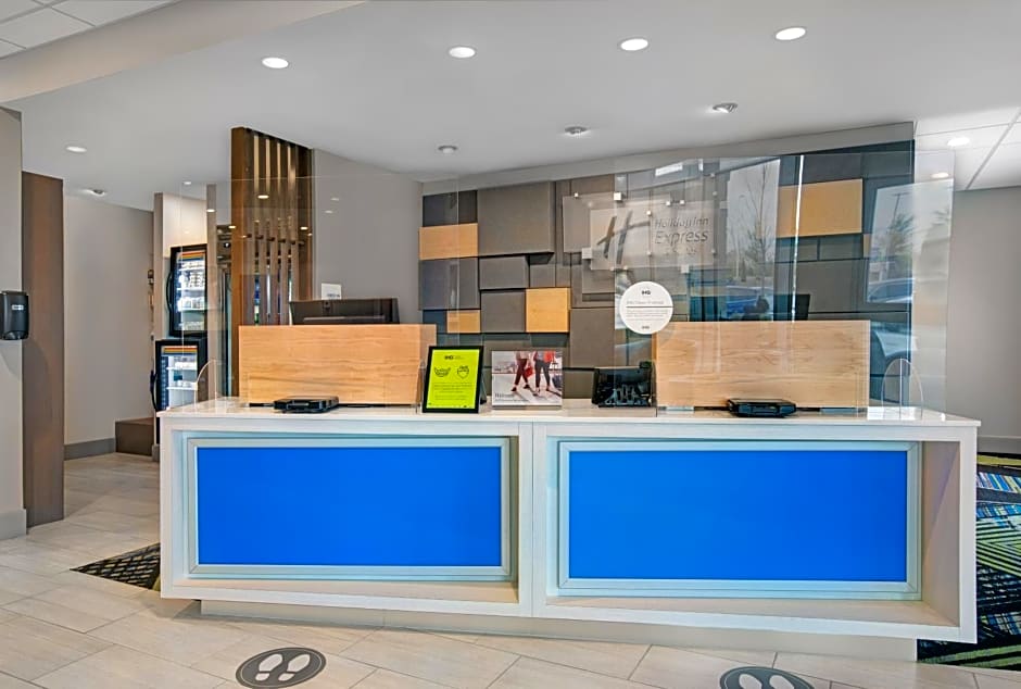 Holiday Inn Express & Suites - Milwaukee - Brookfield