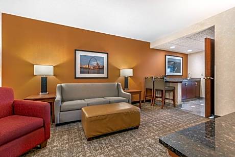 Queen Suite with Sofa Bed - Accessible, Tub