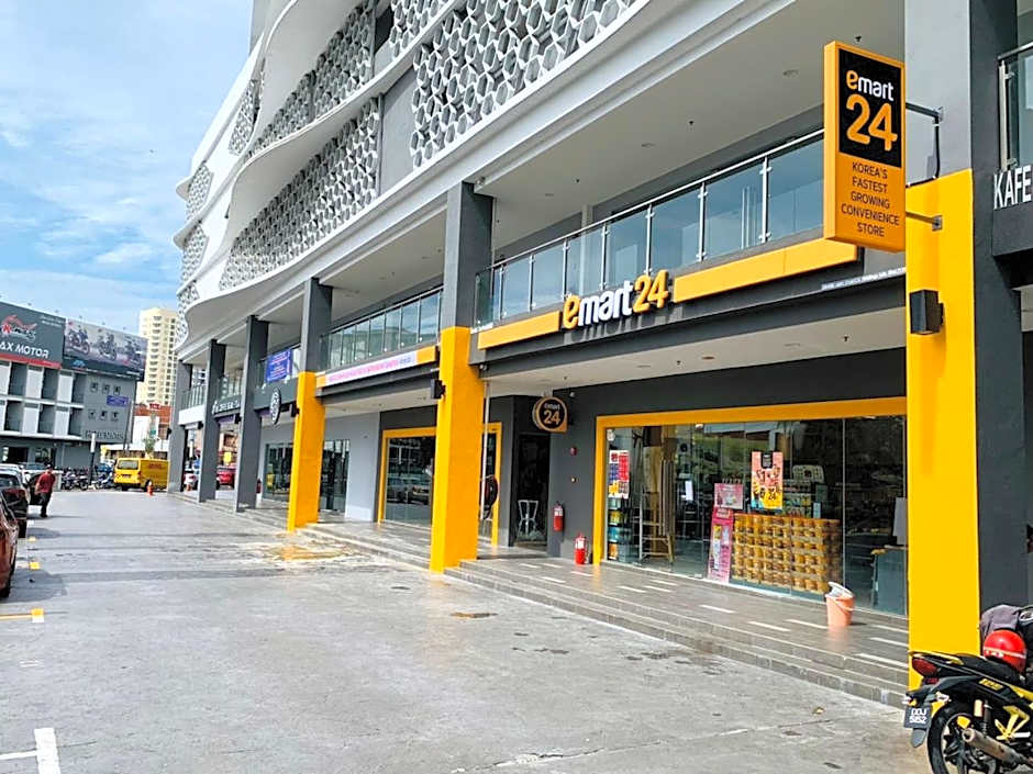 Zulanie Suite Troika Residence, SPACIOUS AND COZY WITH POOL, Free Wifi & Netflix in Golden Triangle of Kota Bharu