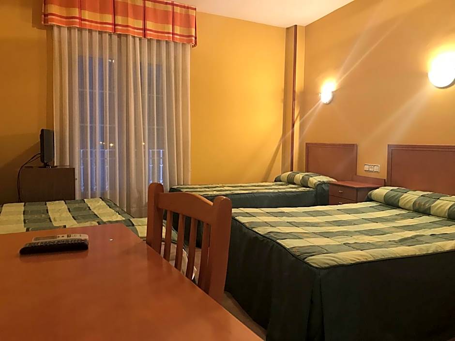 Hotel Los Leones, el más cercano a Warner
