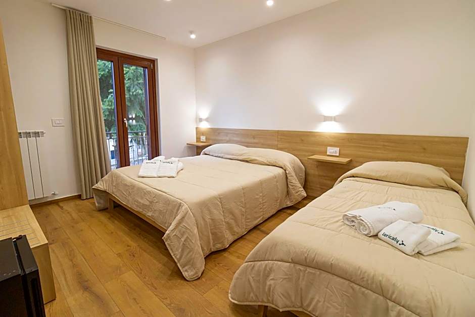 Foto 1 de 4 de Triple Room with Private Bathroom