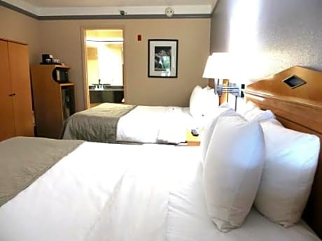 Queen Suite - Accessible/Non-Smoking