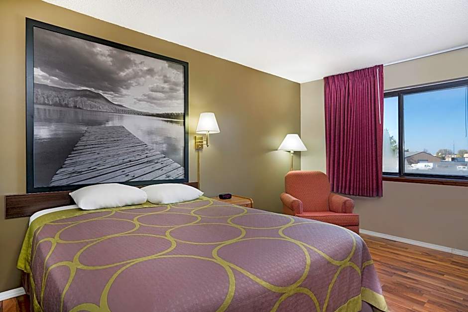 Super 8 by Wyndham Marshall MN