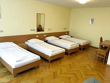 Quintuple Room