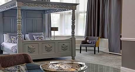 Suite With Four Poster Bed