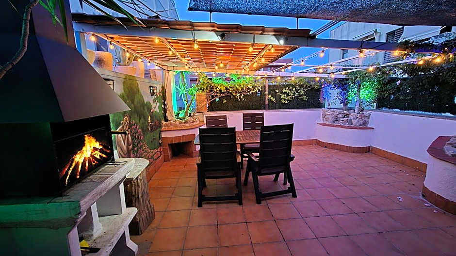 Attic,Terrace & BBQ, Airport 15 Min, Cruise-Port 30 min, Fácil enlace Metro Barcelona