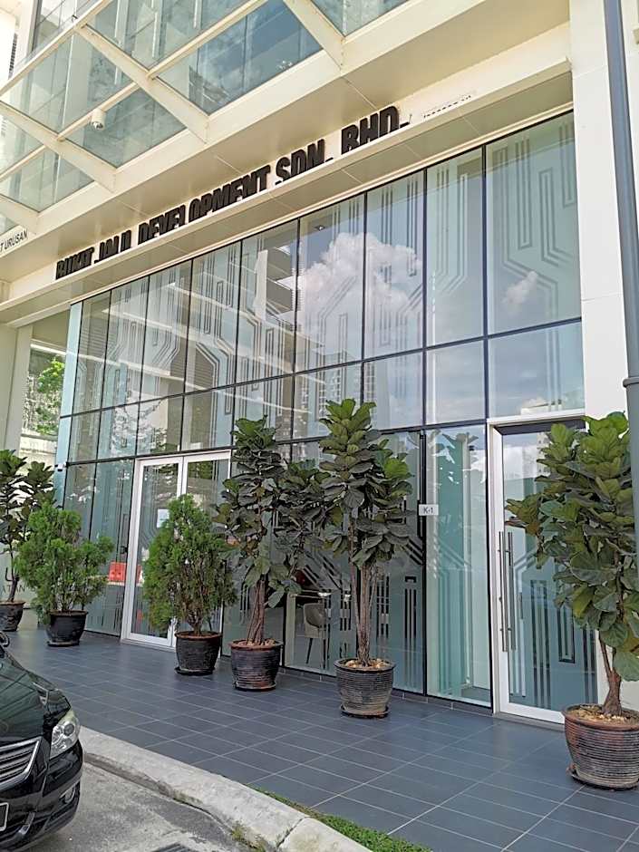 REVO at AURORA PLACE, Pavilion 2, 5 Minutes To AXIATA ARENA BUKIT JALIL FREE WIFI by De Harlequins Guesthouse