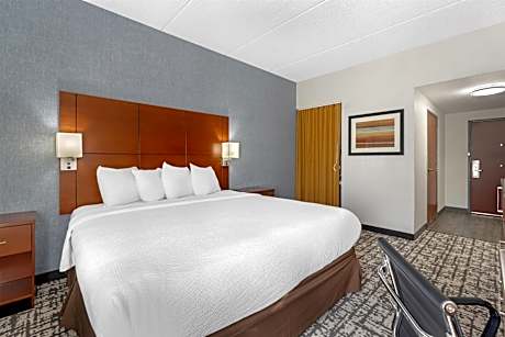 King Room with Roll-In Shower - Mobility Access