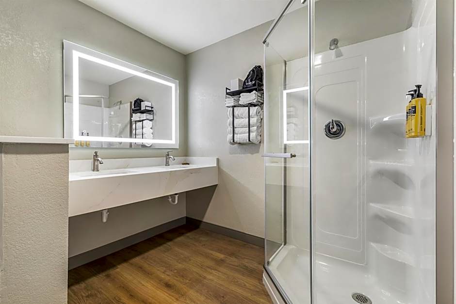 Best Western Plus Revere Inn & Suites