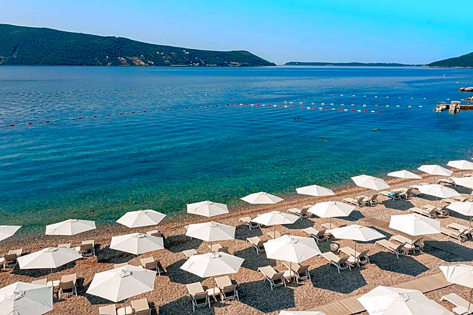 Lazure Hotel & Marina