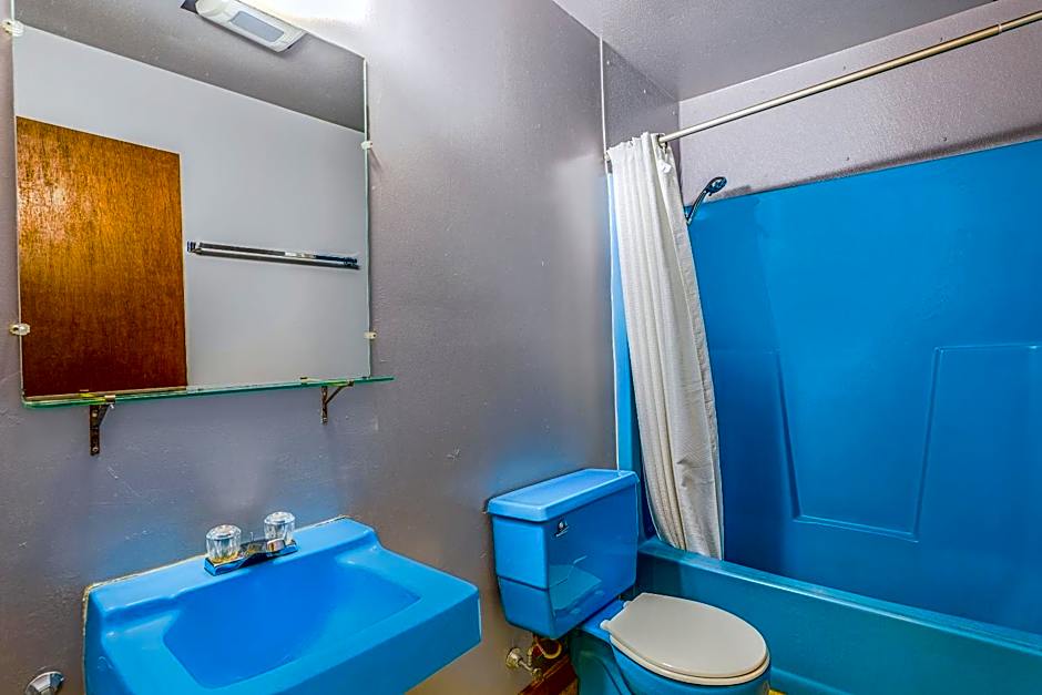 Love Hotels Tomahawk by OYO at Lake Mohawksin WI