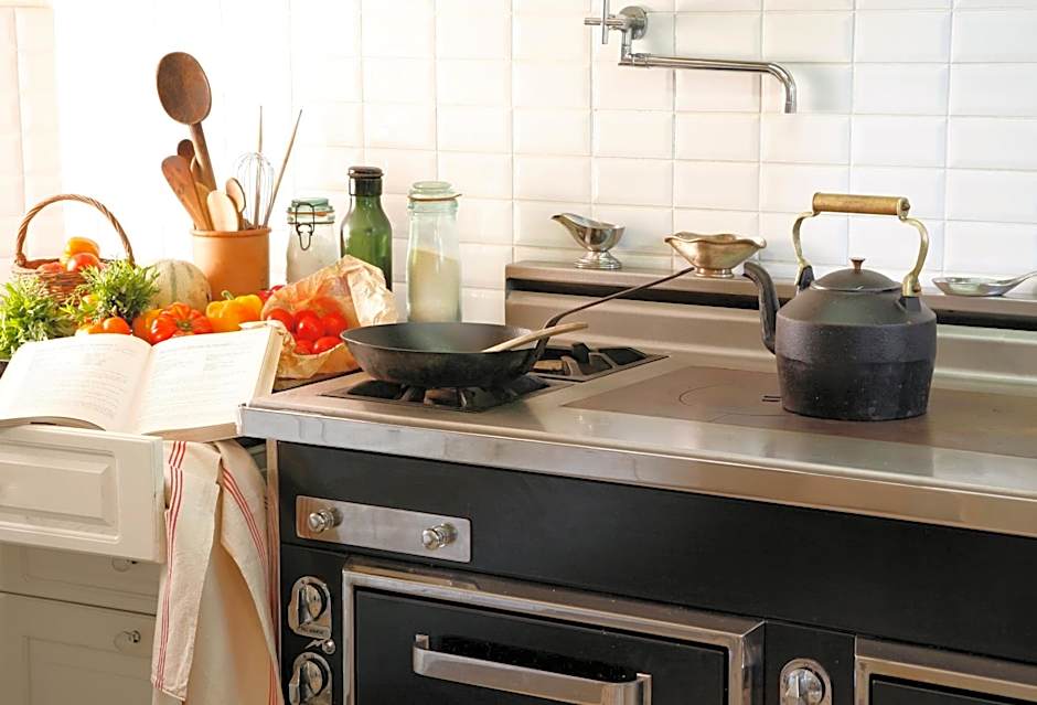 La Porte Rouge - The Red Door Inn