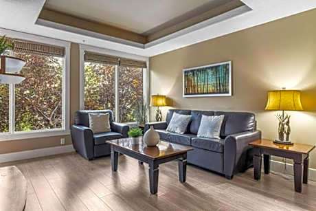 Gorgeous Mountain Condo - Hot Tub & Pool managed by Little Sister Getaways